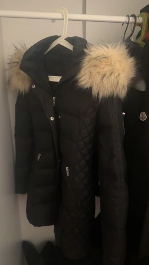 Rockandblue jacka - Köpte jackan för cirka 3500 Jackan är använd några gånger men i bra skick. Säljer jackan pågrund av att jag inte använder den längre. Det går också att ta bort pälsen