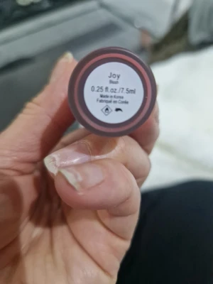 Rare Beauty Soft Pinch Dewy Liquid Blush - Flytande rouge från Rare Beauty i nyansen Joy, en varm persikorosa ton. Kommer i en elegant glasflaska med guldfärgat lock och praktisk applikator. Innehåller 7,5 ml och ger en fräsch, daggig finish till kinderna.