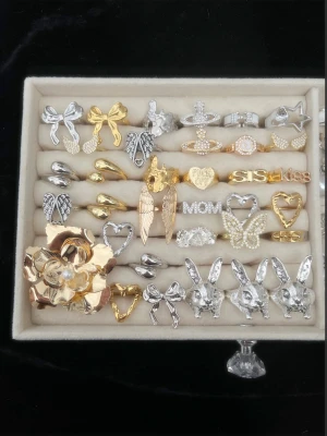 Smycken i guld och silver  - Säljer justerbara (inte alla) smycken i guld och silver. alla är helt nya. Stora ringar 99kr st. Små ringar 89kr st. Halsband 99kr st. Örhängen 99kr. Vid köp av fler saker får du rabatt 🎀skriv till mig innan du köper för att vara säker på att smycket inte är sålt!💕 det finns separata annonser för varje smycke. Köp gärna genom bundle om du vill köpa flera!💘