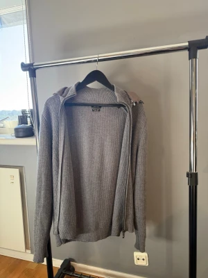Massimo dutti Cardigan - Hej! Säljer en Massimo Dutti cardigan i mycket fint skick, noppor finns men inga hål osv. Säljer den då den inte används 