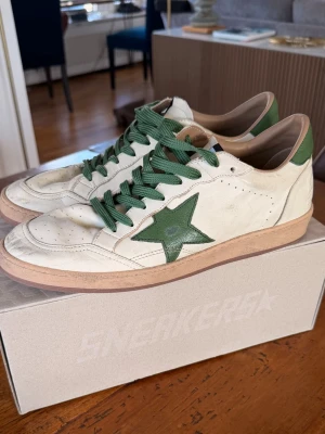 Golden Goose Ball Star – 43 – box + dustbag - Golden Goose Ball Star sneakers i vitt läder med grön stjärna. En av märkets mest klassiska modeller.  • Strl 43 • Mycket bra skick • Originalkartong + dustbag • Made in Italy  Nypris ca 4–5k.