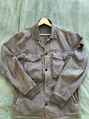 Vintage stone Island - Säljer min vintage stone Island overshirt eftersom jag inte har användning för den. Finns ej att köpa längre och är självklart äkta. Skriv för certilogocertifikat.