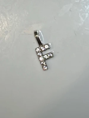 Bokstavshänge F med stenar - Snyggt halsbandshänge i form av bokstaven F, ANI 