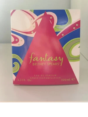 Fantasy av Britney Spears - Aldrig tagit parfymen ur förpackningen, bara tagit av plasten. 