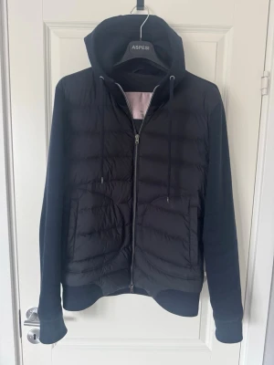 Herno cardigan - Säljer nu min sjukt sällsynta och feta cardigan ifrån det franska märket Herno, perfekt nu till våren☀️nypris ca 8 tusen, skick 8,5/10. Hör av er vid frågor//// 439