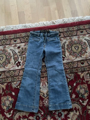 Blå barn bootcut jeans från mini rodini  - Säljer ett par blå barn bootcut jeans från Mini Rodini med resår i midjan. 