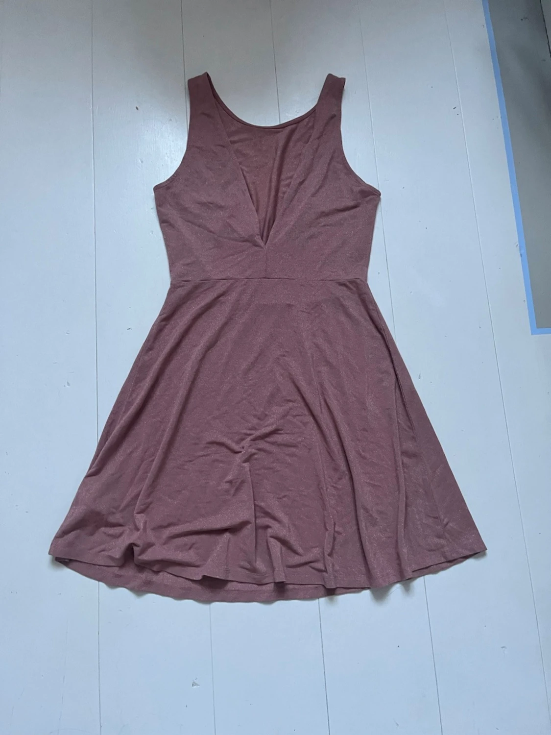 Rosa kortklänning med v-ringning