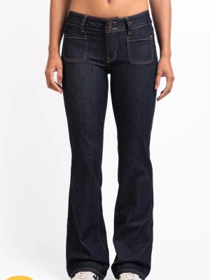 Mörkblå bootcut jeans med fickor - Snygga mörkblå bootcut jeans med stora framfickor och kontrastsömmar. Jeansen har låg midja och klassisk femficksdesign. Perfekta för dig som gillar en retroinspirerad look och vill ha ett par jeans som sticker ut. Storlek 32 men är väldigt stretchiga i längd shorts passar dig som är mellan 155-165. Nertill har på jeansen har dem en liten reva men inget man tänker på.