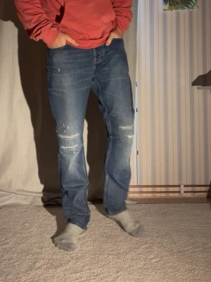 Tommy Hilfiger Archive Jeans - Säljer nu dessa galet feta jeansen från Tommy Hilfiger storlek 32/34 Modellen är 188cm och väger 78kg  Total längd: 108 Benöppning: 19 Midja: 42  Priset kan som alltid diskuteras, hör av er vid minsta fundering! Mvh Charlie