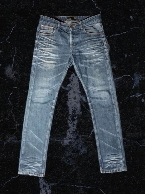 Selvedge jeans med slitningar - Tjena, säljer mina selvedge jeans med helt sjuka fades. Stl W32 och W34 och passar dig mellan 185-191. De är slim fit och passar perfekt till sommaren. Midjan är 43 cm cirka. Har du några frågor om mer specifika mått eller fler bilder är det bara att fråga. (& Kan gå ner lite i pris vid snabb affär.