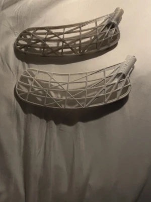 Innebandy blad från unihoc och oxdog. - 240kr Vitt unihoc blad left, Helt,         |120kr Ice gray unihoc blad left en bit sönder.             |120kr Röd oxdog left, en sönder