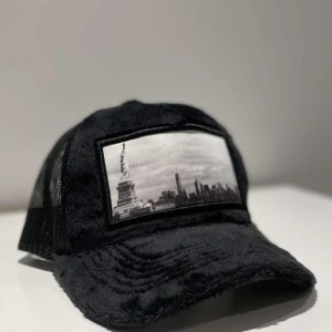 Velvet keps - Tja, säljer ut exemplar av ”New York” kepsarna. Priset så pass lågt för vill bara bli av med dem! 