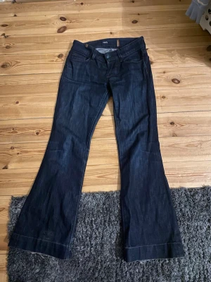 Mörkblå bootcut jeans från Notify - Snygga mörkblå bootcut jeans från Notify med låg midja! Säljer då de börjar bli för små💕