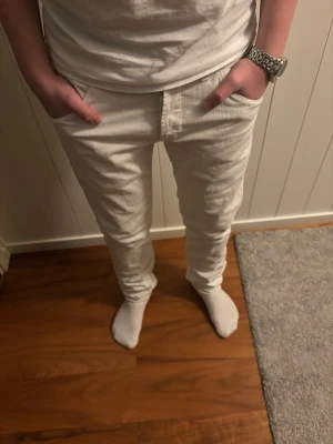 Dondup Jeans - Vita Dondup Jeans - Skick 9/10. Storlek 32 - populärast på marknaden just nu, nypris cirka 3000kr. (Sålda innan uppladdade) 