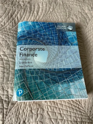 Corporate Finance + Swedish Glossary - Säljer kursboken 'Corporate Finance' (Global Edition, Fifth Edition) av Jonathan Berk och Peter DeMarzo samt tillhörande svensk ordlista. Böckerna har blått och vitt omslag med futuristiskt mönster. Perfekt för dig som pluggar ekonomi eller finans.