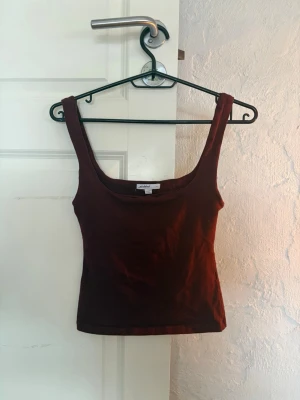 Vinröd croppad linnetopp från Subdued. - Snygg vinröd croppad linnetopp från Subdued med breda axelband och u-ringning. Tillverkad i mjuk bomull och i storlek XS. Använd ett fåtal gånger!!