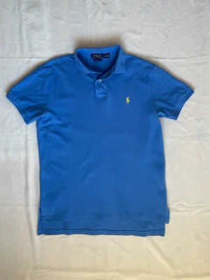 Blå piké Polo Ralph Lauren | M - Klassisk blå pikétröja från Polo Ralph Lauren | Skick: Mycket bra | Pris diskuterbart | Strl: M | Nypris: 1299kr | Hör av dig vid funderingar⁉️ 