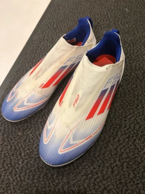 Adidas F50 - Säljer ett par adidas f50 knappt använda en säsong lite slitage men inget som påverkar spelandet den sitter skönt och dem har inga snören som då kan underlätta under träning eller match!