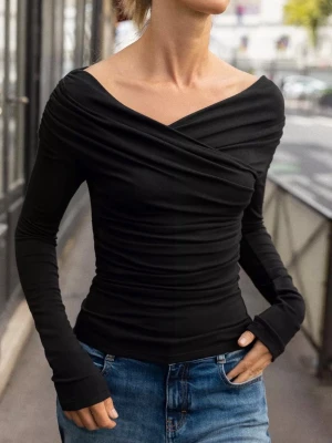 Svart topp från zara - snygg långärmad topp från Zara i nyskick (använd en gång bara), säjer därav att jag helt enkelt inte gillade den bara 🩷🩷🩷jag kommer inte skicka bild med tröjan på då jag inte tycker den sitter bra på mig. köptes för 259kr