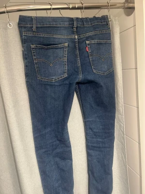  Levi's  jeans - Säljer ett par klassiska blå jeans från Levi's. Jeansen är i väldigt bra skick dessvärre har tyvärr patched lossnat!