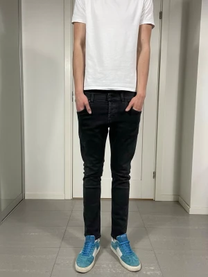 Dondup Jeans  - Säljer nu dessa Dondup Jeans med snygga slitningar i populär design, skriv för fler bilder/frågor🙌🏼