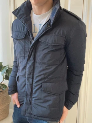 Zadig och Voltaire Jacka|M - Zadig och Voltaire Jacka| Storlek: M| Inga defekter suveränt skick| Modllen på bild är 180cm,75kg| Jackan passar 172-182cm ungefär| Sell.ArchiveSS