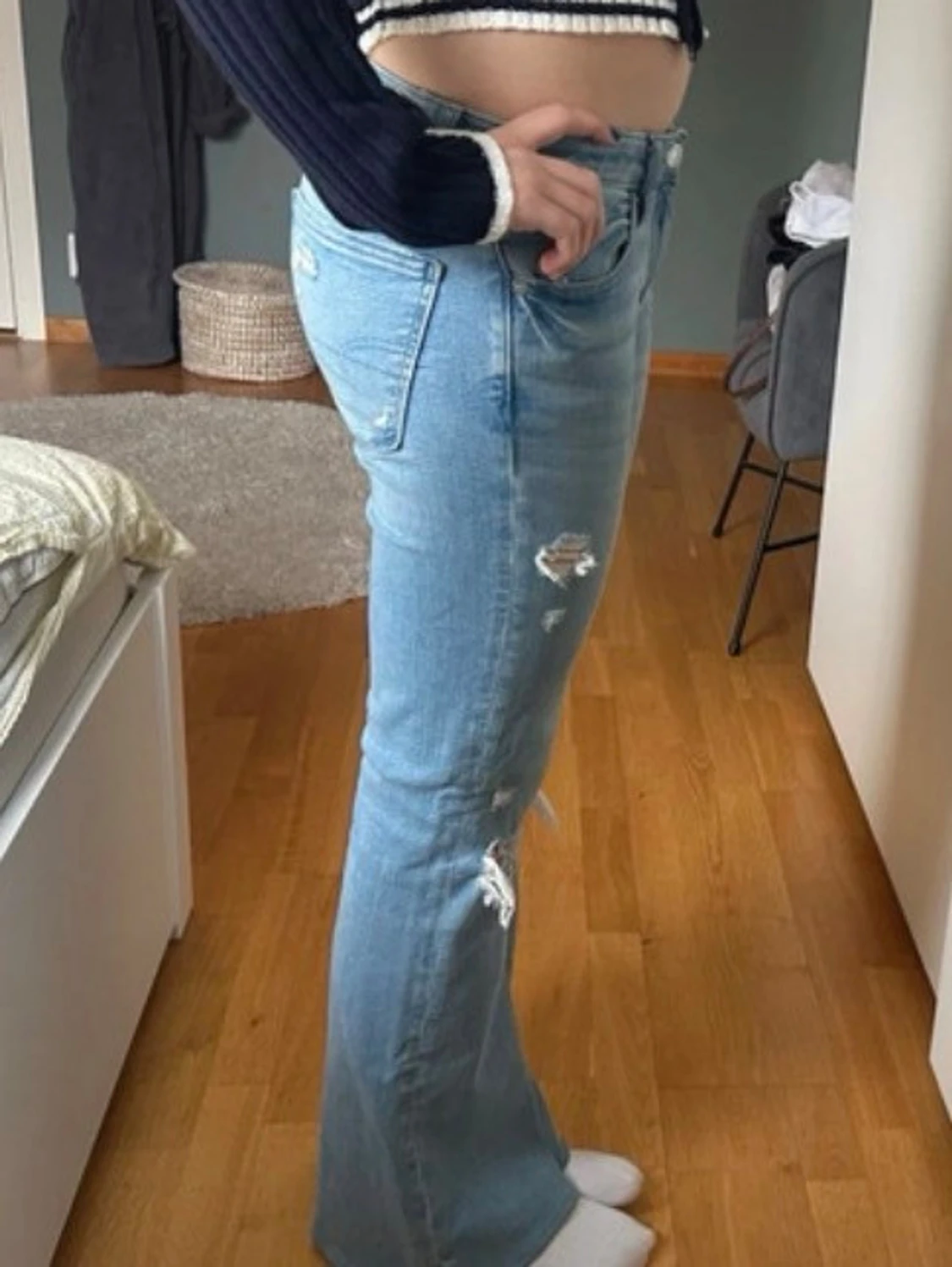 Ljusblå slitna bootcut jeans - 1