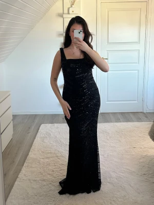 Bal/bröllps klänning  - Jätte fin bröllops klänning fylld av små pärlor och paljetter i svart. Klänningen har en fin slits som går att sy igen väldigt enkelt samt att jag har sytt upp banden lite som som går att spätta upp väldigt enkelt. På grund av att klänningen är hans syd så är den väldigt ömtålig och några av pärlorna har ramlat av, det är dock inget som märks av. Köpte klänning gör 1800kr och har endast använt den en gång 