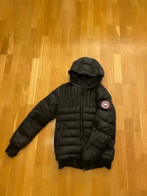 Canada Goose Jacka - Väldigt limited jacka, aldrig sett den på någon men tyvärr är det en rep. Pris och byten går att diskuteras