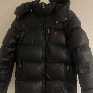 Svart pufferjacka från Polo Ralph Lauren - Säljer nu min polo Ralph lauren jacka, använd en halv vinter! Skick 8,5! Storlek S! Pris ej hugget i sten! Har du frågor eller funderingar tveka inte på att höra av dig!