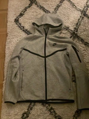 Grå nike tech hoodie - Skön grå Nike tech hoodie  i storlek S köpt nyligen 