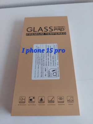 Skärmskydd i glas till iPhone 15 Pro - Säljer ett GLASS PRO premium härdat skärmskydd till iPhone 15 pro. 3 stycken. Skyddet är transparent och tillverkat av härdat glas för extra hållbarhet. Paketet innehåller en installationsguide och skyddet har 9H hårdhet för att motstå repor och stötar.