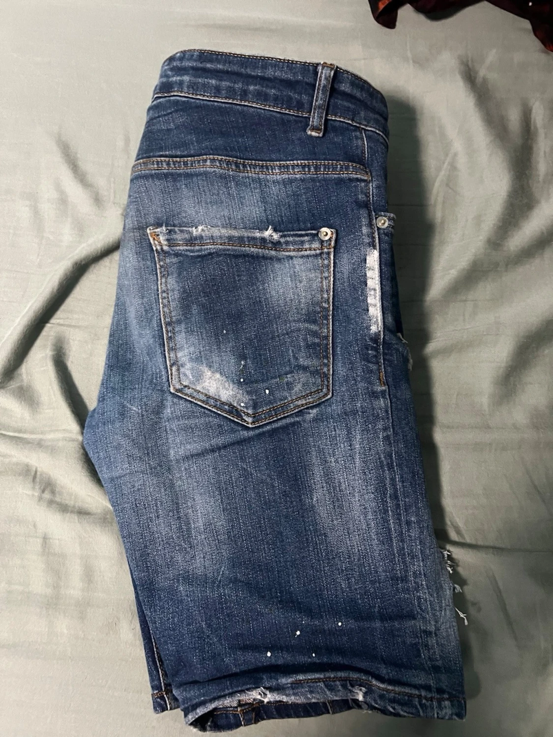 Blå slitna jeansshorts med hål - 2