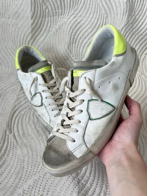 Philippe Model sneakers  - Säljer ett par sköna Philippe Model sneakers! | Använt men fortfarande fint skick! | Storlek 43. | Endast skor! | Ställ gärna frågor innan du köper!