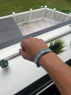 Christian dior armband  - Nytt skick, skriv om du har frågor eller är intresserad 