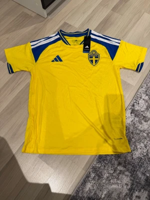 Sverige t-shirt  - Sprillans ny Sverige tisha! Investera nu och supporta Sverige! Vid minsta fundering kontakta oss✔️