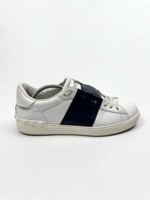 Valentino Open sneakers - Valentino Garavani Open sneakers. Storlek 40. Skick 8,5/10. Nypris ca 7700kr. 100% autentiska.