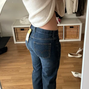 Levi’s jeans  - Levi’s Jeans, riktigt snygg passform och sitter väldigt smickrande runt kroppen❤️helt nya med prislapp kvar! Köpta på second hand då modellen säljs inte längre❤️väldigt populära så säljs fort! 
