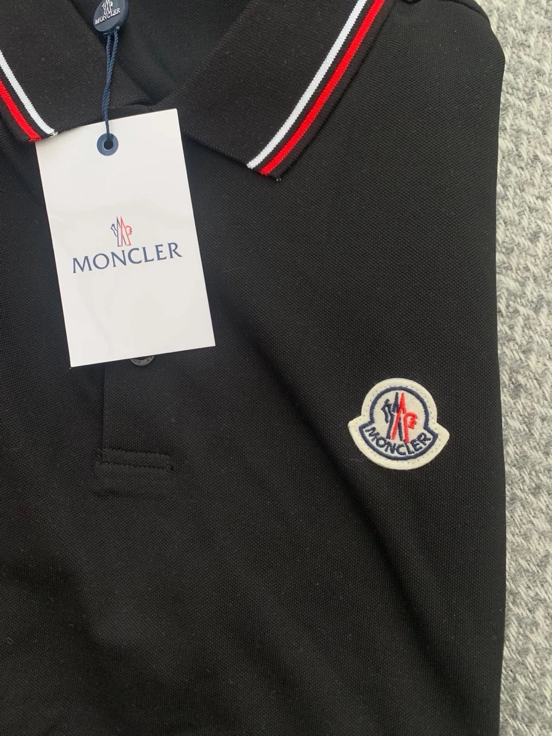 Svart pikétröja från Moncler