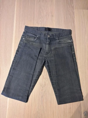 J.Lindeberg jeans  - Snygga och stilrena jeans från j.Lindeberg i modellen "Jay"(slimfit) Jeansen har varit väl omhändertagna och är i väldigt gott skick utan några större defekter. Storlek w31 L32 (nypris 1600)