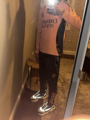 Tracksuit real Madrid  - Fin rosa real Madrid tracksuit perfekt inför sommarn 
