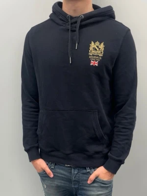 Morris hoodie - Fint skick utan några defekter | storlek L, modellen är 185 cm och väger ca 75 kg. Fraktar oftast samma dag🚚📦