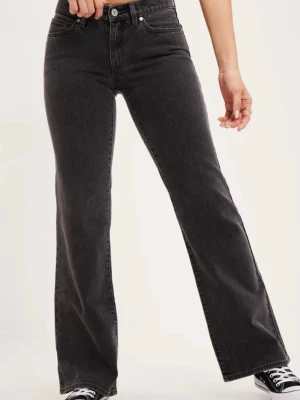 Svarta bootcut jeans från Abrand Jeans  - Snygga svarta bootcut jeans från Abrand Jeans med låg midja och klassisk femficksdesign. Jeansen har utsvängda ben och är tillverkade i denim med en lätt tvättad look. Perfekta för en trendig och avslappnad stil.