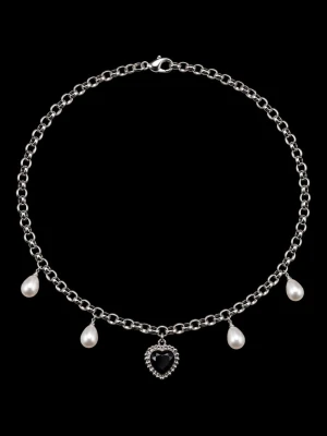 Silverhalsband med pärlor och hjärthänge - Kedjehalsband i silverfärg med tre droppformade vita pärlor och ett svart hjärthänge med dekorativa detaljer. Halsbandet har en klassisk karbinhake och ger en cool, trendig vibe. Perfekt för att lyfta vilken outfit som helst.