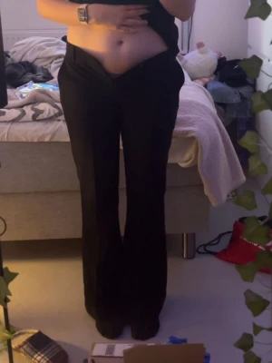 Kostymbyxor  - Ett par svarta lågmidjade flared kostymbyxor från Gina Tricot i storlek M men skulle passa S med. Använd fåtal gånger och nu är de för små.
