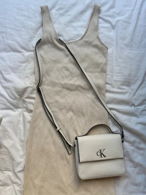 Calvin Klein väska - minimal monogram boxy flap - Vit handväska/crossbody väska från Calvin Klein. Väskan är använd ett fåtal gånger och är i mycket bra skick. Minimal monogram boxy flap. 
