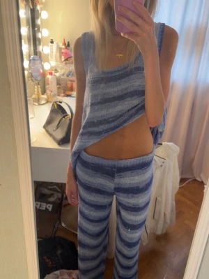 Skit snyggt zara sett - Mysigt loungewear-set i stickat material med breda blå och ljusblå ränder. Setet består av ett ärmlöst linne med rund hals och ett par matchande byxor med resår i midjan. Perfekt för chill dagar hemma eller till stranden