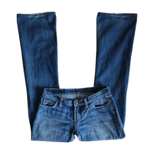 Vintage lowwaist/ lowrise bootcut/ flare jeans, y2k/ cyber/ alt/ 2000s/ 2000tal/ 00s/ 00tal - Snygga blå lågmidjade jeans! 100% bomull 