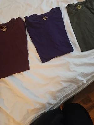 3-pack t-shirts från Polo Ralph Lauren - Tre klassiska t-shirts från Polo Ralph Lauren i färgerna vinröd, lila och olivgrön. Alla har kort ärm, rund halsringning och den ikoniska lilla broderade loggan nertill. Perfekta för en clean och stilren look.