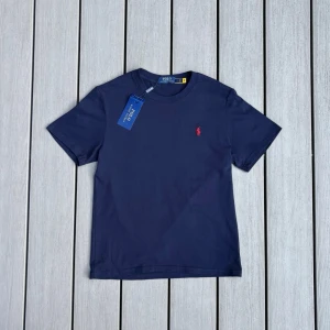 Ralph Lauren T-Shirt - Ralph Lauren T-Shirt in size S. Colour: Navy blue. Brand new with tags! SHIPPING IN 24H📦Ask for more pictures!